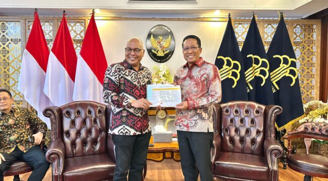 Ketua PWI Pusat Akhmad Munir saat menerima akta Penerbitan AHU PWI. (Foto; Kemenkum)