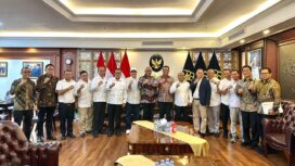 Ketua PWI Pusat Akhmad Munir bersama para pengurus foto bersama dengan Menteri Hukum, Supratman Andi Agtas, dan jajarannya. (Foto ; Humas Kemenkum)