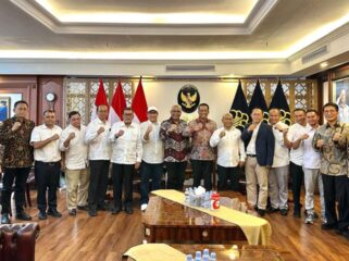 Ketua PWI Pusat Akhmad Munir bersama para pengurus foto bersama dengan Menteri Hukum, Supratman Andi Agtas, dan jajarannya. (Foto ; Humas Kemenkum)
