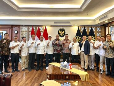 Ketua PWI Pusat Akhmad Munir bersama para pengurus foto bersama dengan Menteri Hukum, Supratman Andi Agtas, dan jajarannya. (Foto ; Humas Kemenkum)