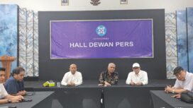 Dari Kiri ke Kanan : Atal S. Depari, Akhmad Munir, Zulmansyah Sekedang. (Foto : PWI Pusat)