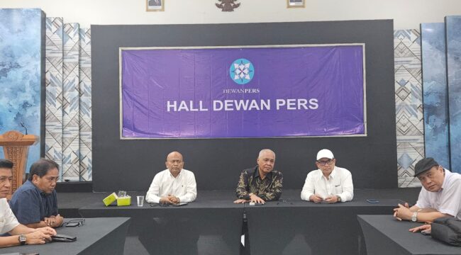 Dari Kiri ke Kanan : Atal S. Depari, Akhmad Munir, Zulmansyah Sekedang. (Foto : PWI Pusat)