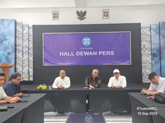 
					Dari Kiri ke Kanan : Atal S. Depari, Akhmad Munir, Zulmansyah Sekedang. (Foto : PWI Pusat)