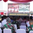 Suasana kegiatan  Bakti Sosial Kesehatan serentak oleh TNI . (Foto : Puspen TNI)