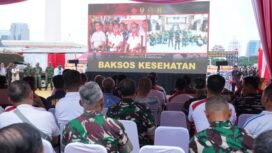 Suasana kegiatan  Bakti Sosial Kesehatan serentak oleh TNI . (Foto : Puspen TNI)