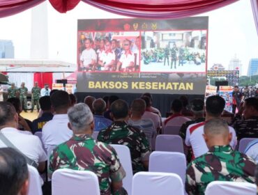 Suasana kegiatan  Bakti Sosial Kesehatan serentak oleh TNI . (Foto : Puspen TNI)