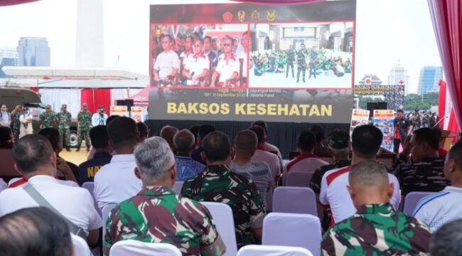 Suasana kegiatan  Bakti Sosial Kesehatan serentak oleh TNI . (Foto : Puspen TNI)