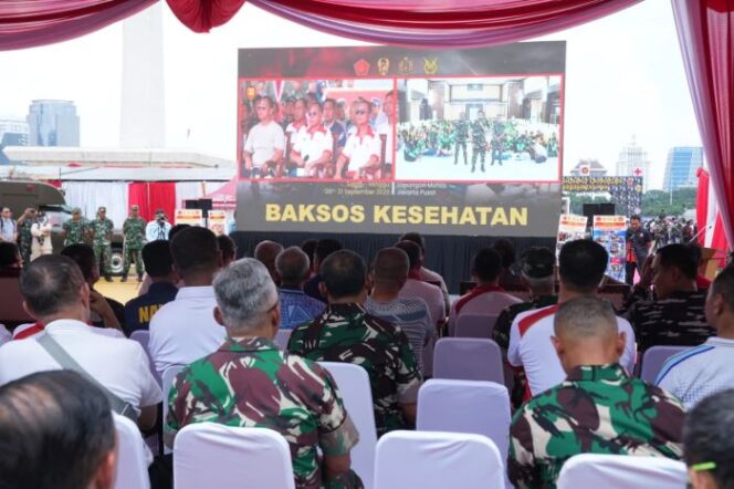 
					Suasana kegiatan  Bakti Sosial Kesehatan serentak oleh TNI . (Foto : Puspen TNI)