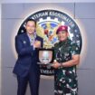  Menteri Koordinator Bidang Infrastruktur dan Pembangunan Kewilayahan Republik Indonesia H. Agus Harimurti Yudhoyono,saat menerim cidera mata dari Panglima Korps Marinir (Pangkormar) Letnan Jenderal TNI (Mar) Dr. Endi Supardi,. (Foto : Korps Marinir )