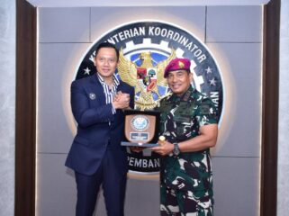  Menteri Koordinator Bidang Infrastruktur dan Pembangunan Kewilayahan Republik Indonesia H. Agus Harimurti Yudhoyono,saat menerim cidera mata dari Panglima Korps Marinir (Pangkormar) Letnan Jenderal TNI (Mar) Dr. Endi Supardi,. (Foto : Korps Marinir )