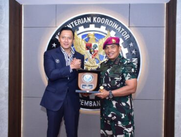  Menteri Koordinator Bidang Infrastruktur dan Pembangunan Kewilayahan Republik Indonesia H. Agus Harimurti Yudhoyono,saat menerim cidera mata dari Panglima Korps Marinir (Pangkormar) Letnan Jenderal TNI (Mar) Dr. Endi Supardi,. (Foto : Korps Marinir )