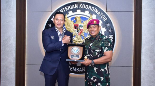  Menteri Koordinator Bidang Infrastruktur dan Pembangunan Kewilayahan Republik Indonesia H. Agus Harimurti Yudhoyono,saat menerim cidera mata dari Panglima Korps Marinir (Pangkormar) Letnan Jenderal TNI (Mar) Dr. Endi Supardi,. (Foto : Korps Marinir )