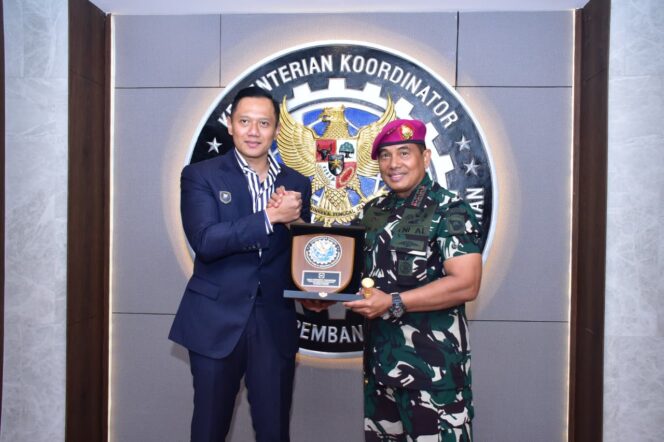 
					 Menteri Koordinator Bidang Infrastruktur dan Pembangunan Kewilayahan Republik Indonesia H. Agus Harimurti Yudhoyono,saat menerim cidera mata dari Panglima Korps Marinir (Pangkormar) Letnan Jenderal TNI (Mar) Dr. Endi Supardi,. (Foto : Korps Marinir )