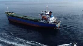 Pasukan dari Bakamla RI Saat mencegat kapal MV Truong An 05 berbendera Vietnam. (Foto : Humas Bakamla RI)