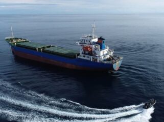 Pasukan dari Bakamla RI Saat mencegat kapal MV Truong An 05 berbendera Vietnam. (Foto : Humas Bakamla RI)