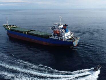 Pasukan dari Bakamla RI Saat mencegat kapal MV Truong An 05 berbendera Vietnam. (Foto : Humas Bakamla RI)