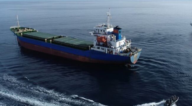 Pasukan dari Bakamla RI Saat mencegat kapal MV Truong An 05 berbendera Vietnam. (Foto : Humas Bakamla RI)