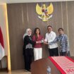 Jurnalis CNN Indonesia Diana Valencia, (baju merah) saat menerima kembali ID Card Wartawan Istana. dari jajaran Biro Pers Sekretariat Presiden. (Foto : PWI Pusat)