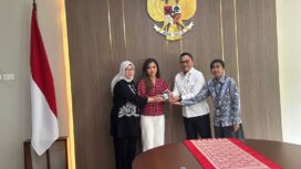 Jurnalis CNN Indonesia Diana Valencia, (baju merah) saat menerima kembali ID Card Wartawan Istana. dari jajaran Biro Pers Sekretariat Presiden. (Foto : PWI Pusat)