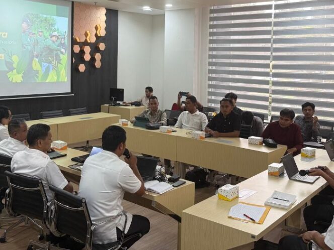
					Jajaran pengurus  Asosiasi Pengusaha Muda Tembakau Madura (APTMA) dan perwakilan P4TM saat melakukan audensi dengan Dirjen Bea dan Cukai Kemenkeu. (Foto : Ist)
