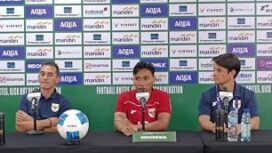  Pelatih Timnas U-23 Gerald Vanenburg (kiri) bersama Kapten Timnas Indonesia 
Arkhn Fikri. (tengah) saat koferensi pers. (Foto : ist)