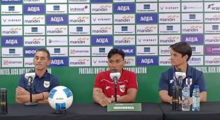  Pelatih Timnas U-23 Gerald Vanenburg (kiri) bersama Kapten Timnas Indonesia 
Arkhn Fikri. (tengah) saat koferensi pers. (Foto : ist)