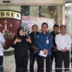 Kepala.Pusat Penerangan Hukum.(Kapuspen) Kejagung RI Anang Supriatna (Baju Putih)  bersama Direktur Penyidik Jampidsus Nurcahyo Jungkung Madyo (tengah) saat memberikan keterangn kepada awak medai dalam konferensi pers Kamis (4/9/2025). (Foto : Puspen Kejagung RI)

