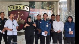 Kepala.Pusat Penerangan Hukum.(Kapuspen) Kejagung RI Anang Supriatna (Baju Putih)  bersama Direktur Penyidik Jampidsus Nurcahyo Jungkung Madyo (tengah) saat memberikan keterangn kepada awak medai dalam konferensi pers Kamis (4/9/2025). (Foto : Puspen Kejagung RI)
