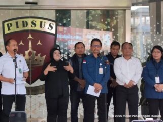 Kepala.Pusat Penerangan Hukum.(Kapuspen) Kejagung RI Anang Supriatna (Baju Putih)  bersama Direktur Penyidik Jampidsus Nurcahyo Jungkung Madyo (tengah) saat memberikan keterangn kepada awak medai dalam konferensi pers Kamis (4/9/2025). (Foto : Puspen Kejagung RI)
