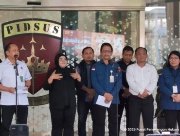 Kepala.Pusat Penerangan Hukum.(Kapuspen) Kejagung RI Anang Supriatna (Baju Putih)  bersama Direktur Penyidik Jampidsus Nurcahyo Jungkung Madyo (tengah) saat memberikan keterangn kepada awak medai dalam konferensi pers Kamis (4/9/2025). (Foto : Puspen Kejagung RI)
