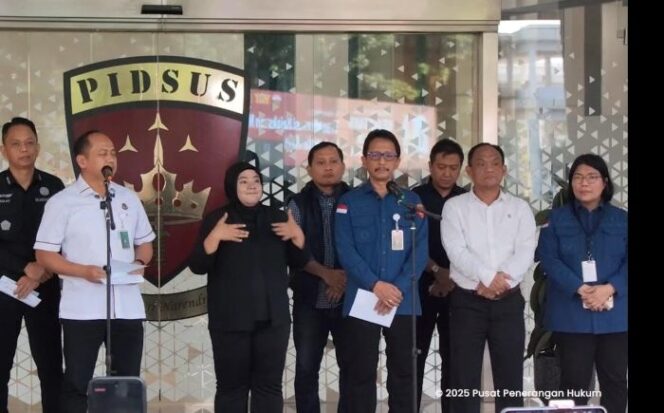 
					Kepala.Pusat Penerangan Hukum.(Kapuspen) Kejagung RI Anang Supriatna (Baju Putih)  bersama Direktur Penyidik Jampidsus Nurcahyo Jungkung Madyo (tengah) saat memberikan keterangn kepada awak medai dalam konferensi pers Kamis (4/9/2025). (Foto : Puspen Kejagung RI)
