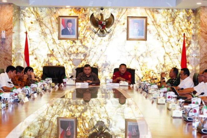 
					 Kepala Staf Umum (Kasum) TNI Letjen TNI Richard Tampubolon  saat mengahdiri rapat koordinasi. (Foto : Puspen TNI)
