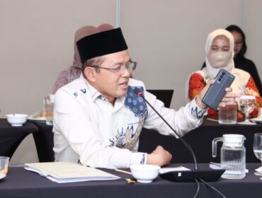 Anggota Badan Pengkajian MPR RI dari Fraksi PKB, KH. Maman Imanul Haq, M.M.saat menghadiri Focus Group Discussion (FGD) bertajuk “Sistem Keuangan Negara, Perekonomian Nasional, dan Kesejahteraan Sosial”(Foto : Ist)