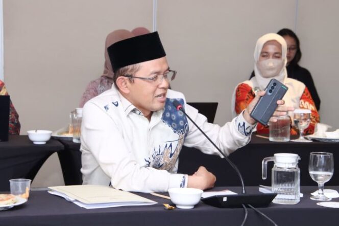 
					Anggota Badan Pengkajian MPR RI dari Fraksi PKB, KH. Maman Imanul Haq, M.M.saat menghadiri Focus Group Discussion (FGD) bertajuk “Sistem Keuangan Negara, Perekonomian Nasional, dan Kesejahteraan Sosial”(Foto : Ist)