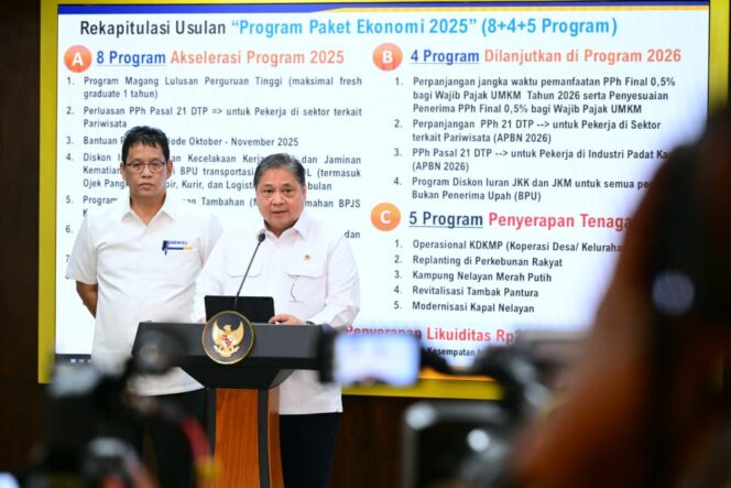 
					Menko Perekonomian  Airlangga Hartarto bersama Menkeu Purbaya Yudhi Sudewo saat memberikan keterangan kepada awak media usai rapat kabinet di Istana Minggu (14/9/2025). (Foto : Kenenko Perekonoimian)