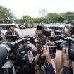 Menteri Sosial Syaifulah Yusuf saat memberikan keterangan kepada aak media usai rapat bersama Presiden di Istana negara. (Foto L Humas Kemensos)