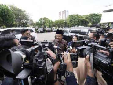 Menteri Sosial Syaifulah Yusuf saat memberikan keterangan kepada aak media usai rapat bersama Presiden di Istana negara. (Foto L Humas Kemensos)