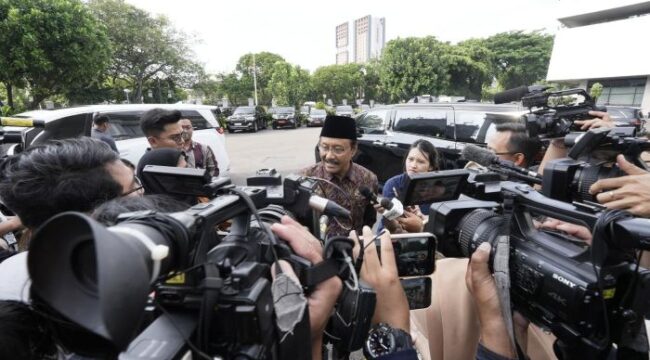 Menteri Sosial Syaifulah Yusuf saat memberikan keterangan kepada aak media usai rapat bersama Presiden di Istana negara. (Foto L Humas Kemensos)