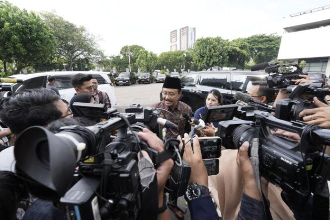 
					Menteri Sosial Syaifulah Yusuf saat memberikan keterangan kepada aak media usai rapat bersama Presiden di Istana negara. (Foto L Humas Kemensos)