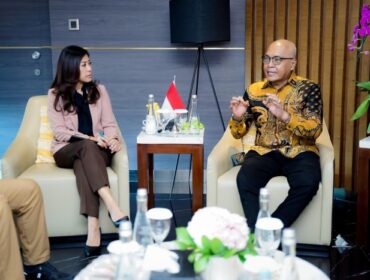 Menteri Komunikasi dan Digital (Menkomdigi) Meutya Hafid saat menerima Ketua PWI Pusat  terpilih Akhmad Munir . (Foto : PWI)