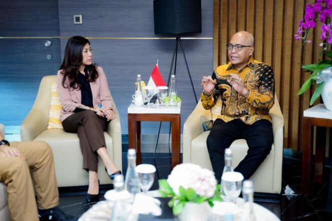 
					Menteri Komunikasi dan Digital (Menkomdigi) Meutya Hafid saat menerima Ketua PWI Pusat  terpilih Akhmad Munir . (Foto : PWI)