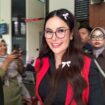 Artis Nikita Mirzani saat akan memasuki ruang sidang tanpa poengawalan ketat. (Foto : Sirhan/ Jejaknrasi.id)