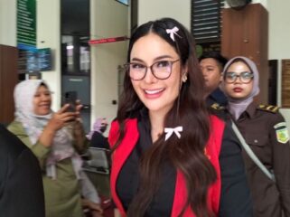 Artis Nikita Mirzani saat akan memasuki ruang sidang tanpa poengawalan ketat. (Foto : Sirhan/ Jejaknrasi.id)