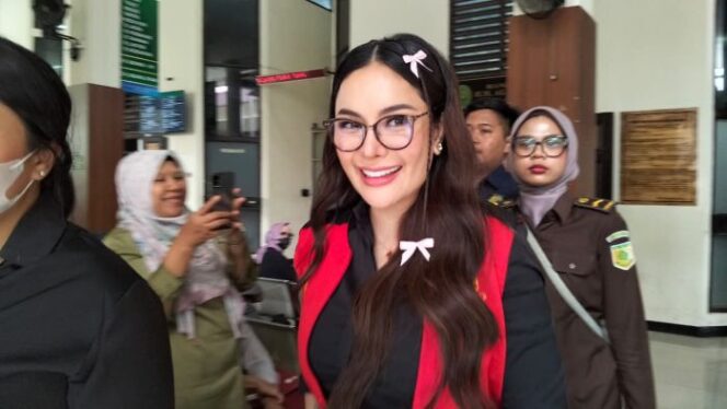 
					Artis Nikita Mirzani saat akan memasuki ruang sidang tanpa poengawalan ketat. (Foto : Sirhan/ Jejaknrasi.id)