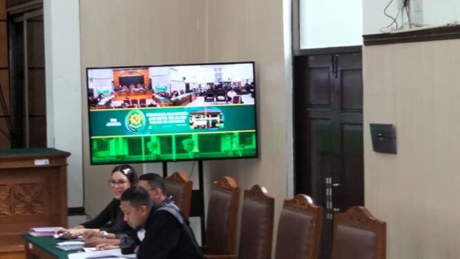 
					Nikita Mirzani saat mengikuti sidang.
(Foto : Sirhan /Jejaknarasi.id.)

