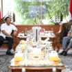 Menteri Dalam Negeri (Mendagri) Muhammad Tito Karnavian saat menerima  Ketua Dewan Komisioner OJK Mahendra Siregar . (Foto : Puspen Kemendagri)