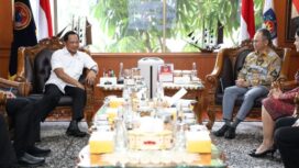 Menteri Dalam Negeri (Mendagri) Muhammad Tito Karnavian saat menerima  Ketua Dewan Komisioner OJK Mahendra Siregar . (Foto : Puspen Kemendagri)