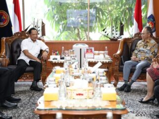 Menteri Dalam Negeri (Mendagri) Muhammad Tito Karnavian saat menerima  Ketua Dewan Komisioner OJK Mahendra Siregar . (Foto : Puspen Kemendagri)