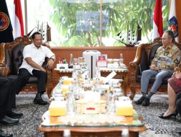 Menteri Dalam Negeri (Mendagri) Muhammad Tito Karnavian saat menerima  Ketua Dewan Komisioner OJK Mahendra Siregar . (Foto : Puspen Kemendagri)