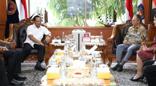 Menteri Dalam Negeri (Mendagri) Muhammad Tito Karnavian saat menerima  Ketua Dewan Komisioner OJK Mahendra Siregar . (Foto : Puspen Kemendagri)